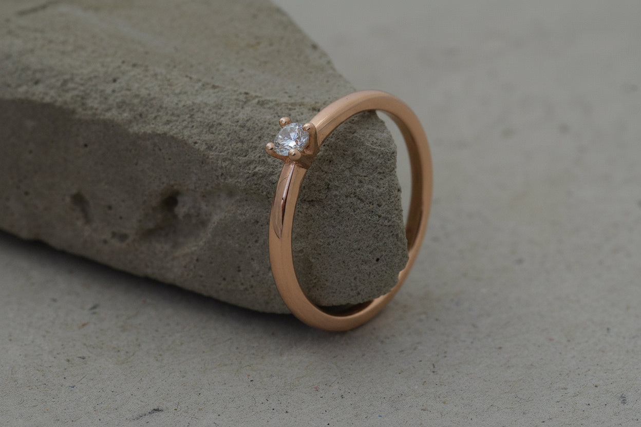 Zarter Verlobungsring mit Brillant