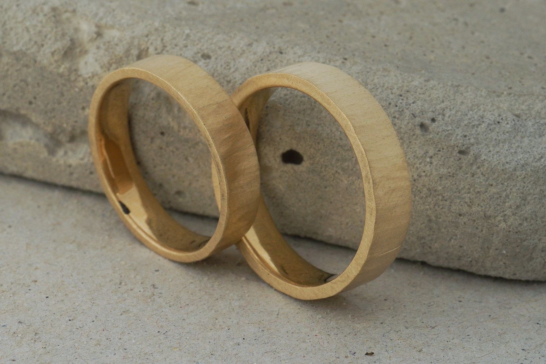 Eheringe Gelbgold, gerade, gehämmert Strukturiert