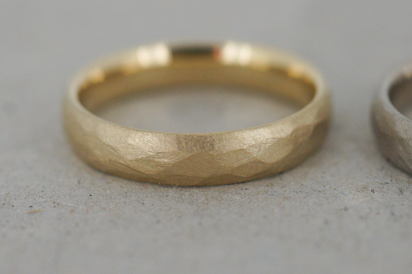 Trauring gehämmert Gelbgold Weißgold