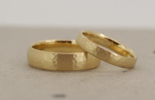 Fein gehämmerte Eheringe