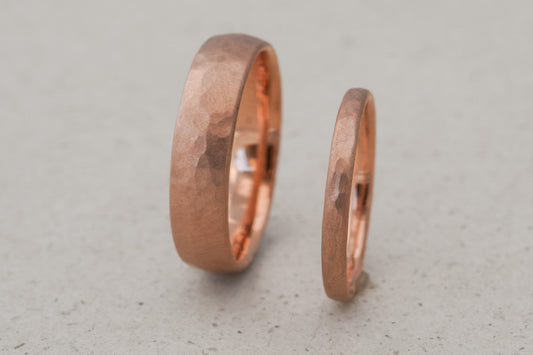 Gehämmerte rotgoldene Eheringe