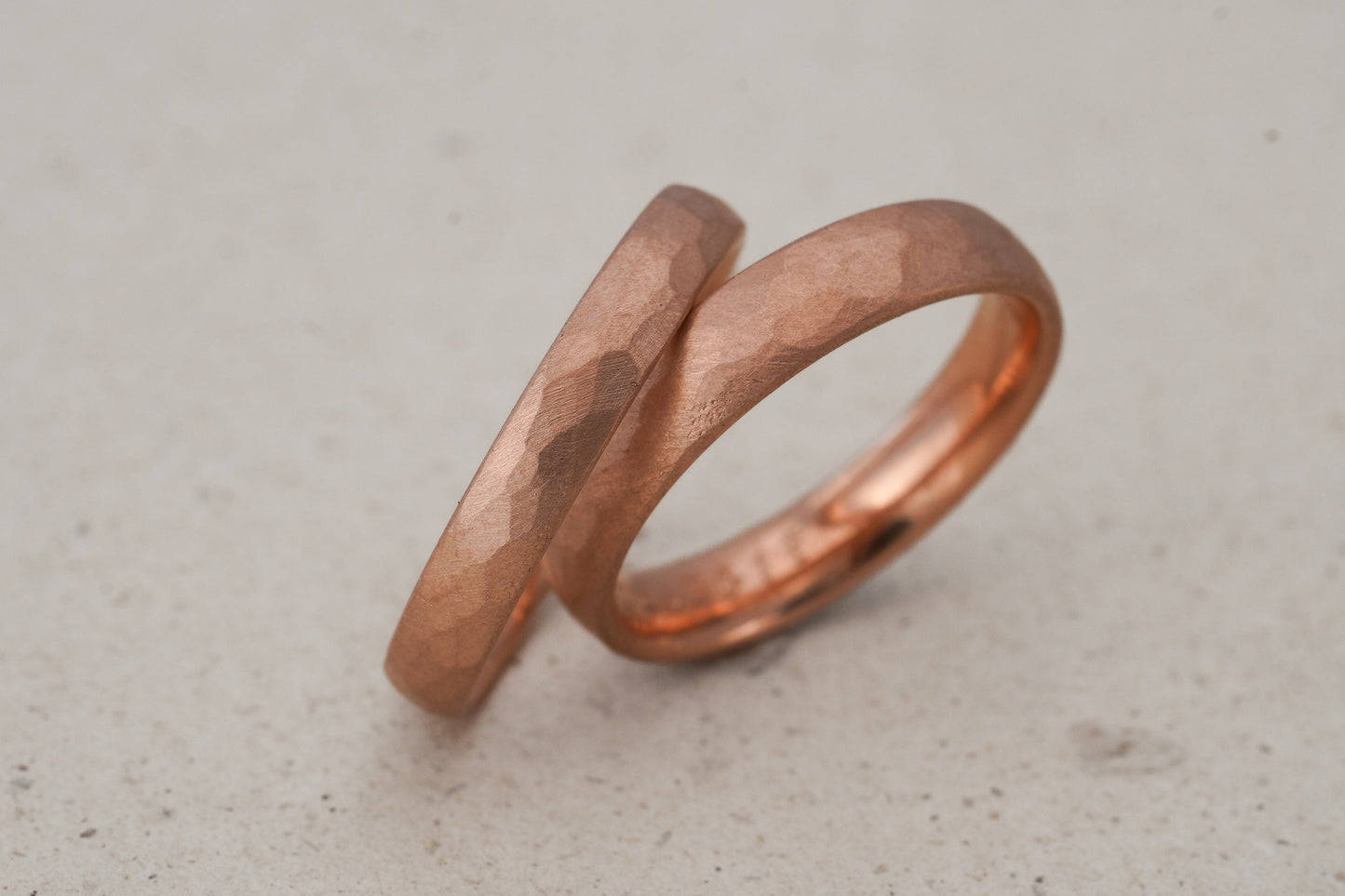 Rotgold eine Eheringe mit Hammerschlag Struktur