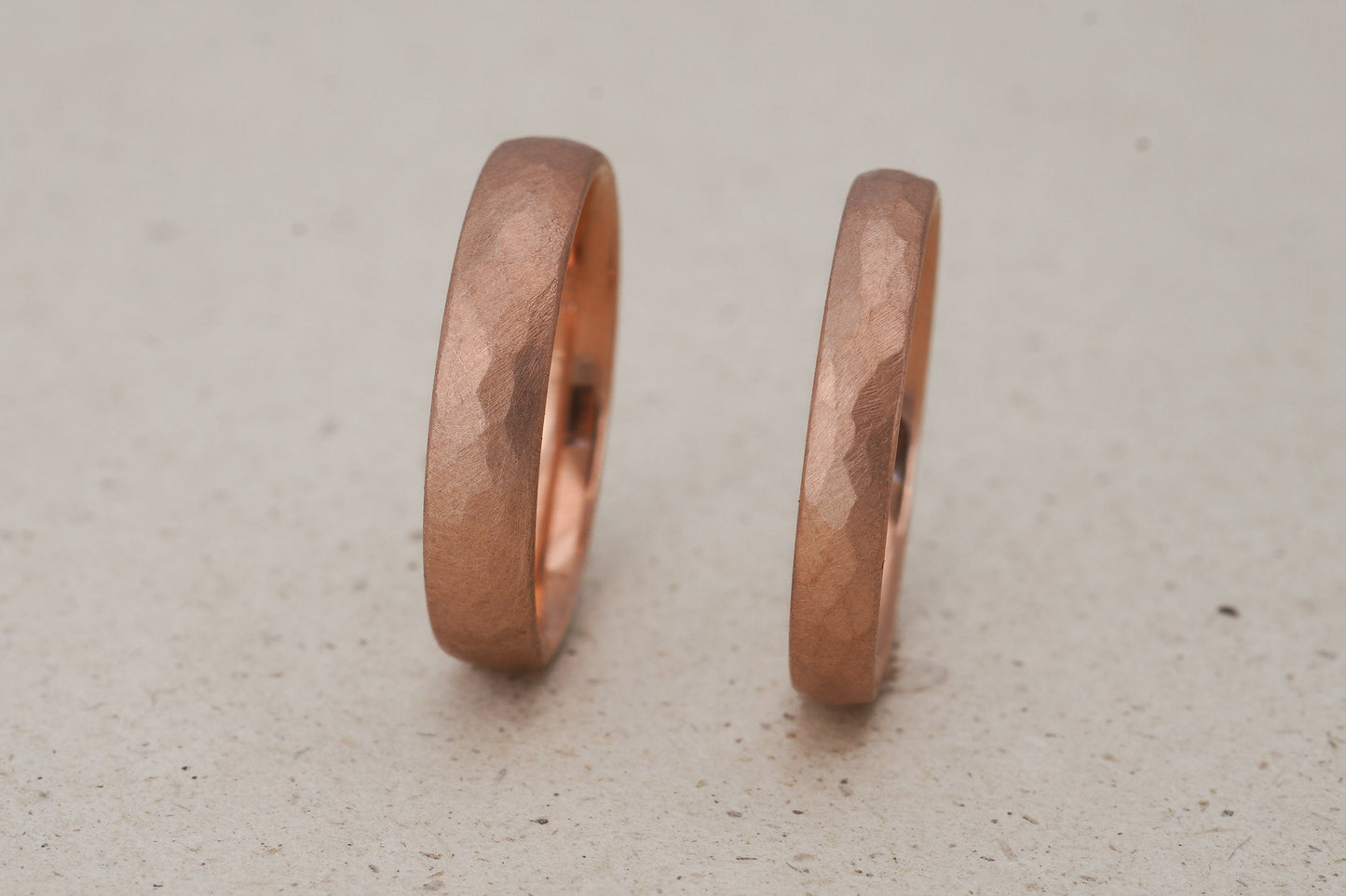 Rotgold eine Eheringe mit Hammerschlag Struktur