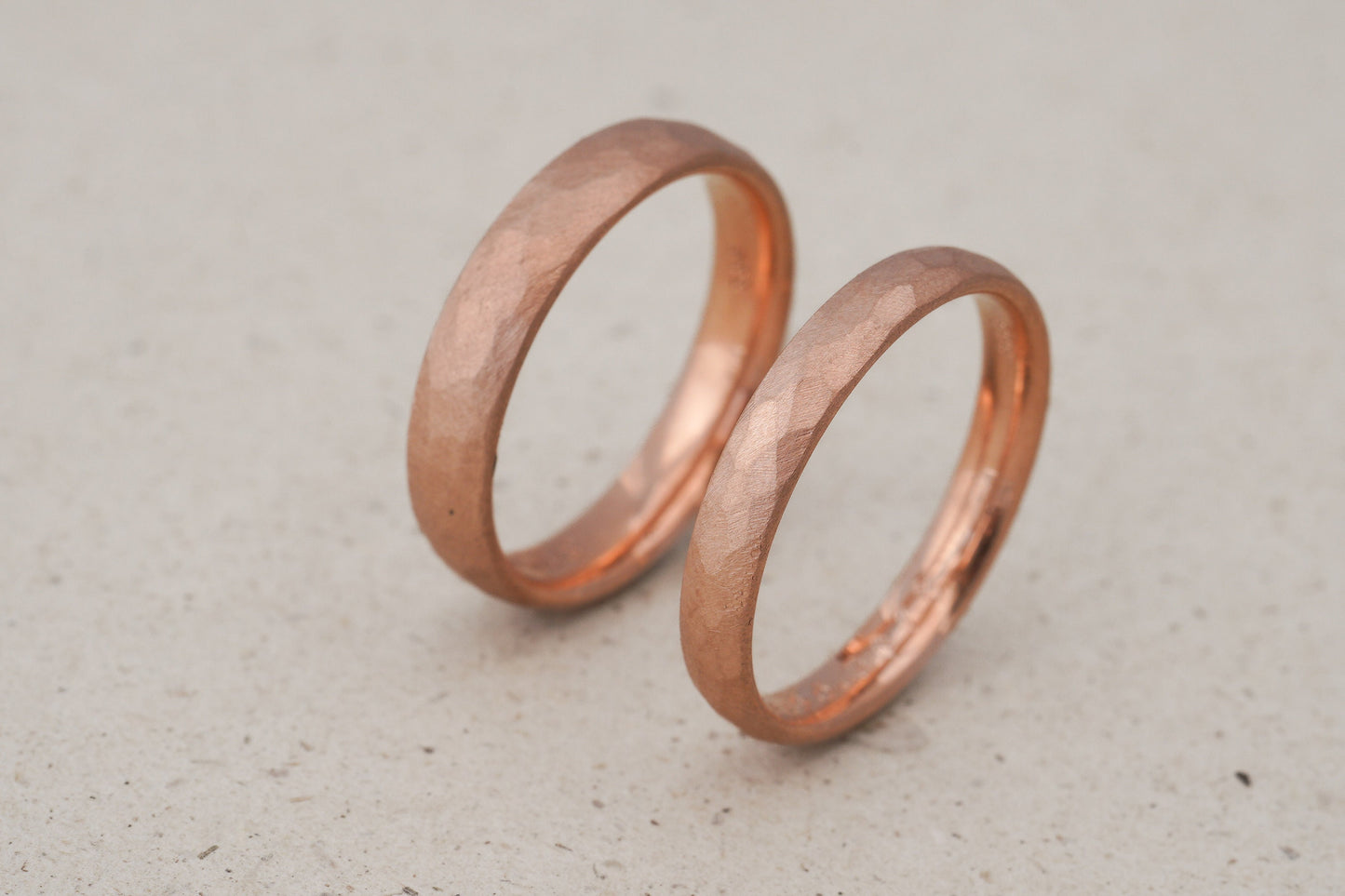 Rotgold eine Eheringe mit Hammerschlag Struktur