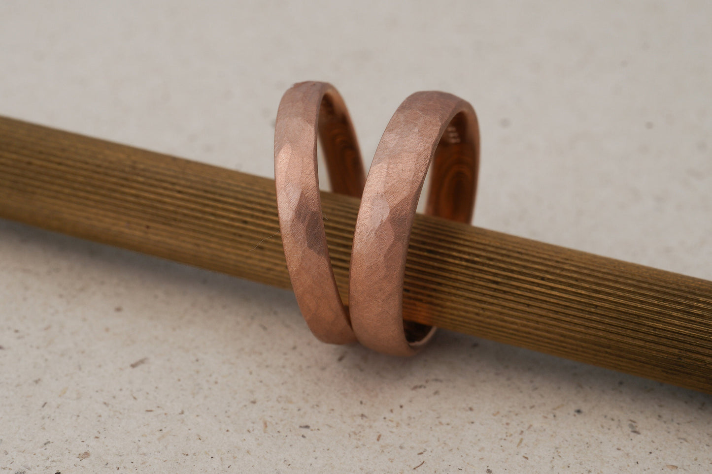 Rotgold eine Eheringe mit Hammerschlag Struktur