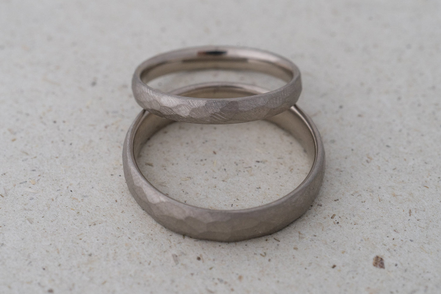 Nachhaltige Weißgold Eheringe – Fairtrade & Recycelt mit Matt-Finish