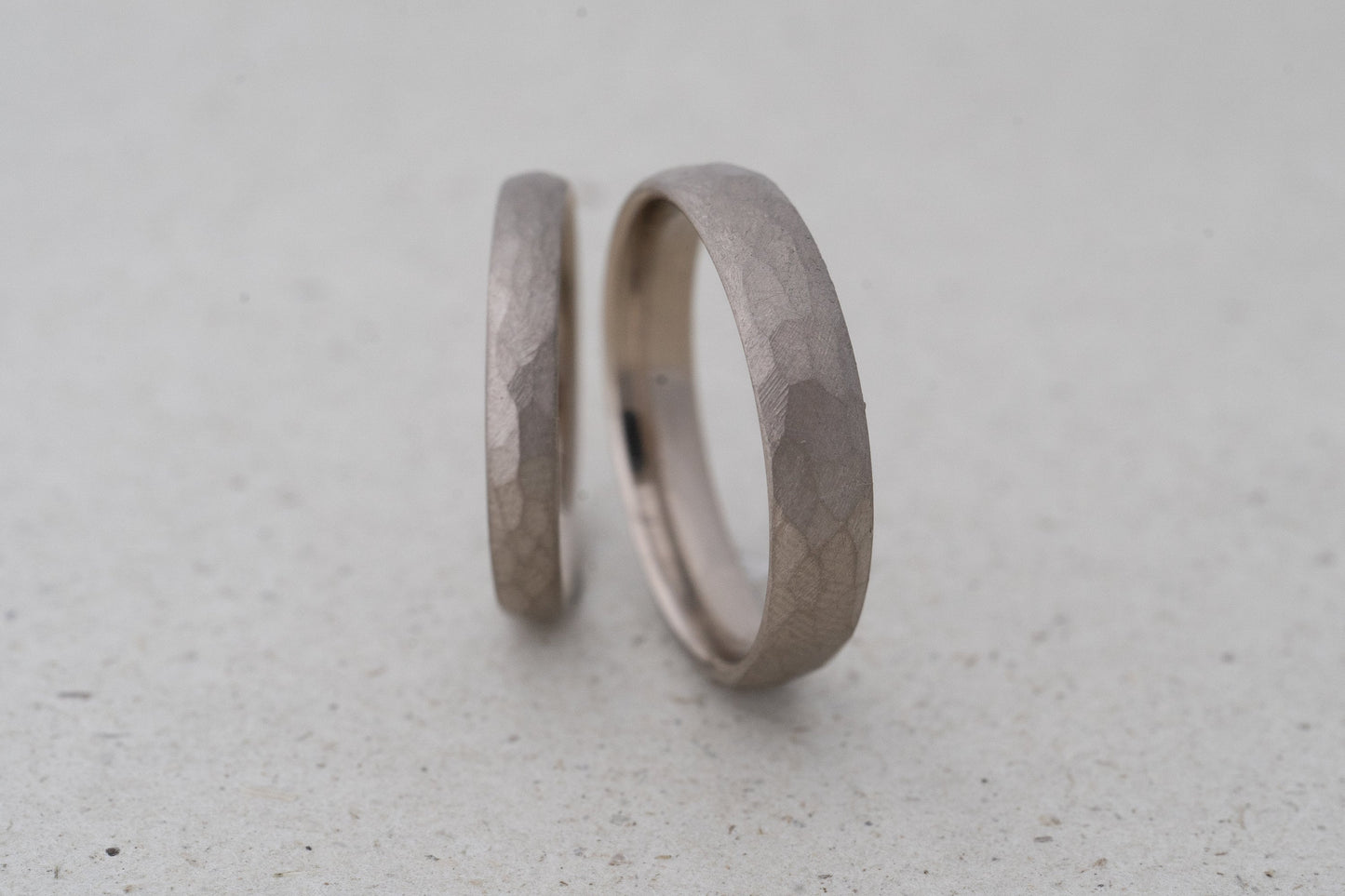 Nachhaltige Weißgold Eheringe – Fairtrade & Recycelt mit Matt-Finish