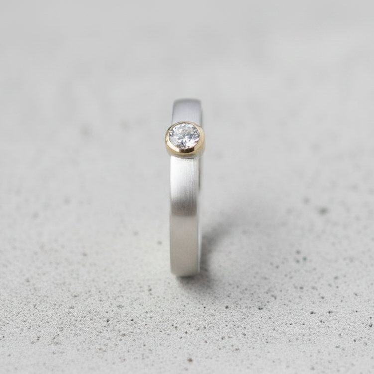 Silberring mit Brillant in Goldfassung