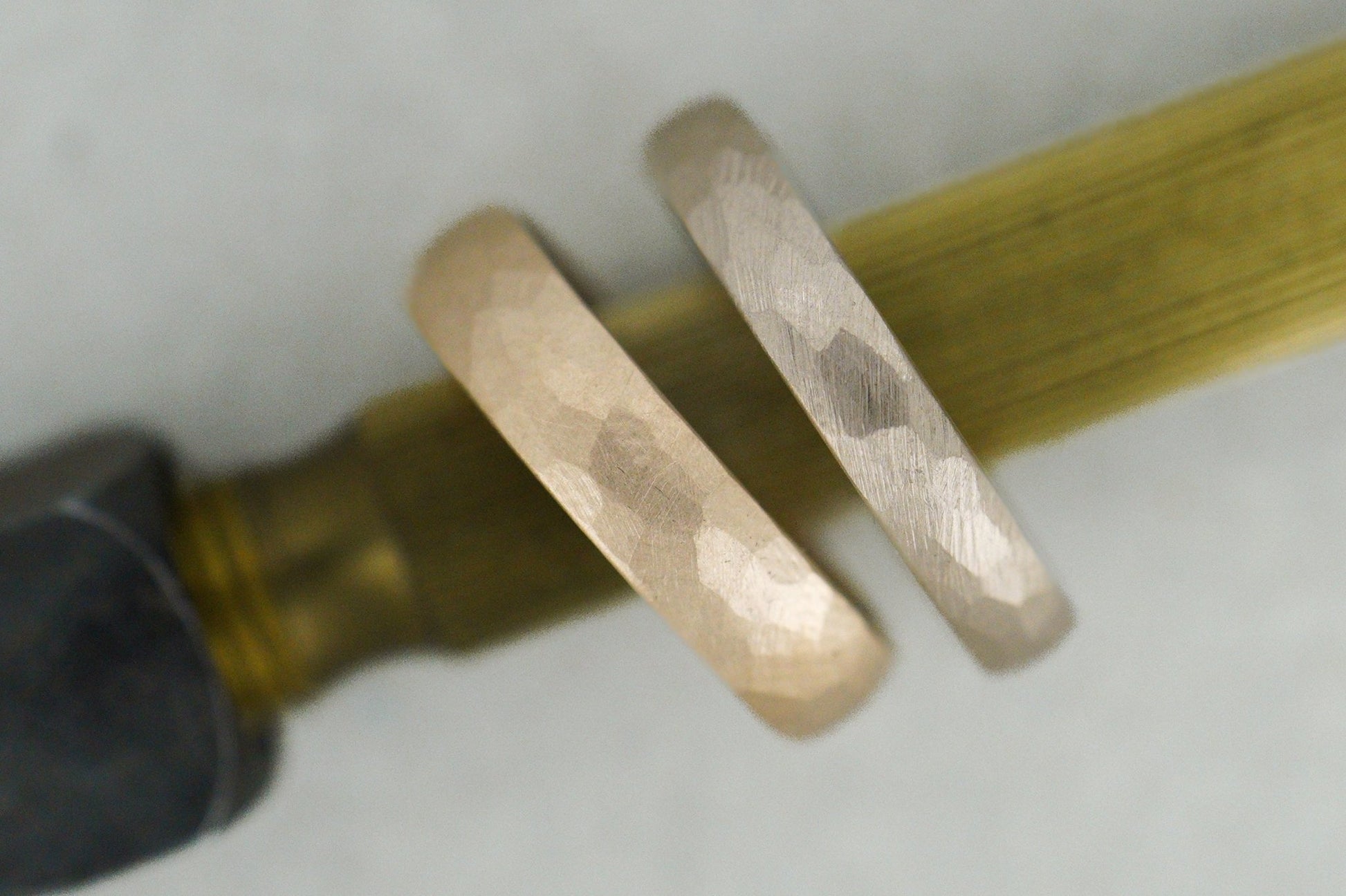 Dawnrose Gold (585) und Apricot Gold (750) Eheringe | zweifarbig | gehämmert - Goldschmiede Miret
