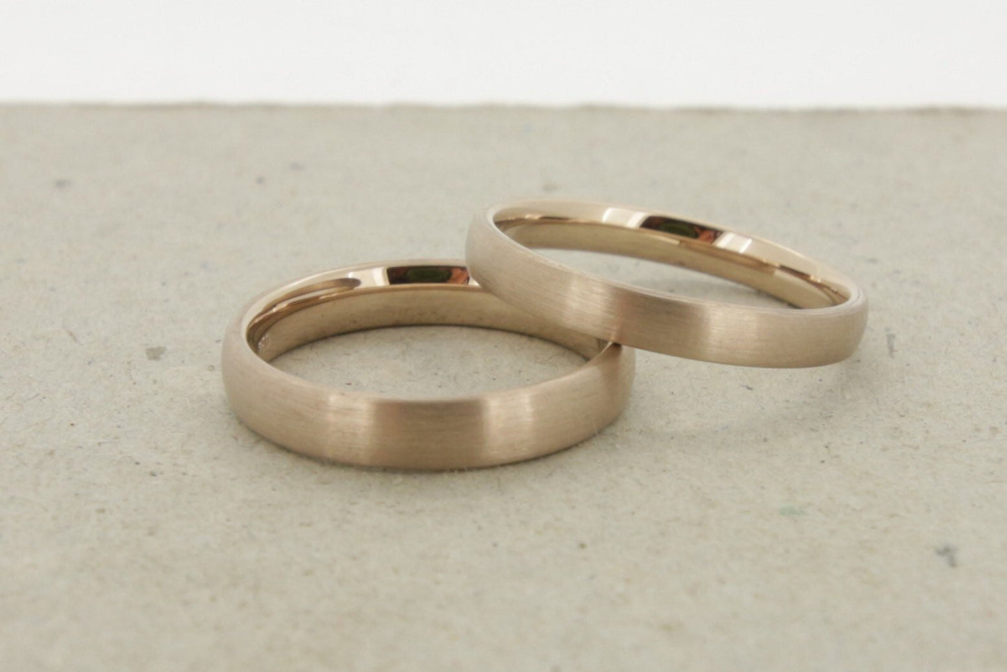 Dawnrose Gold Eheringe (750) | ovale, schlichte Trauringe - Goldschmiede Miret