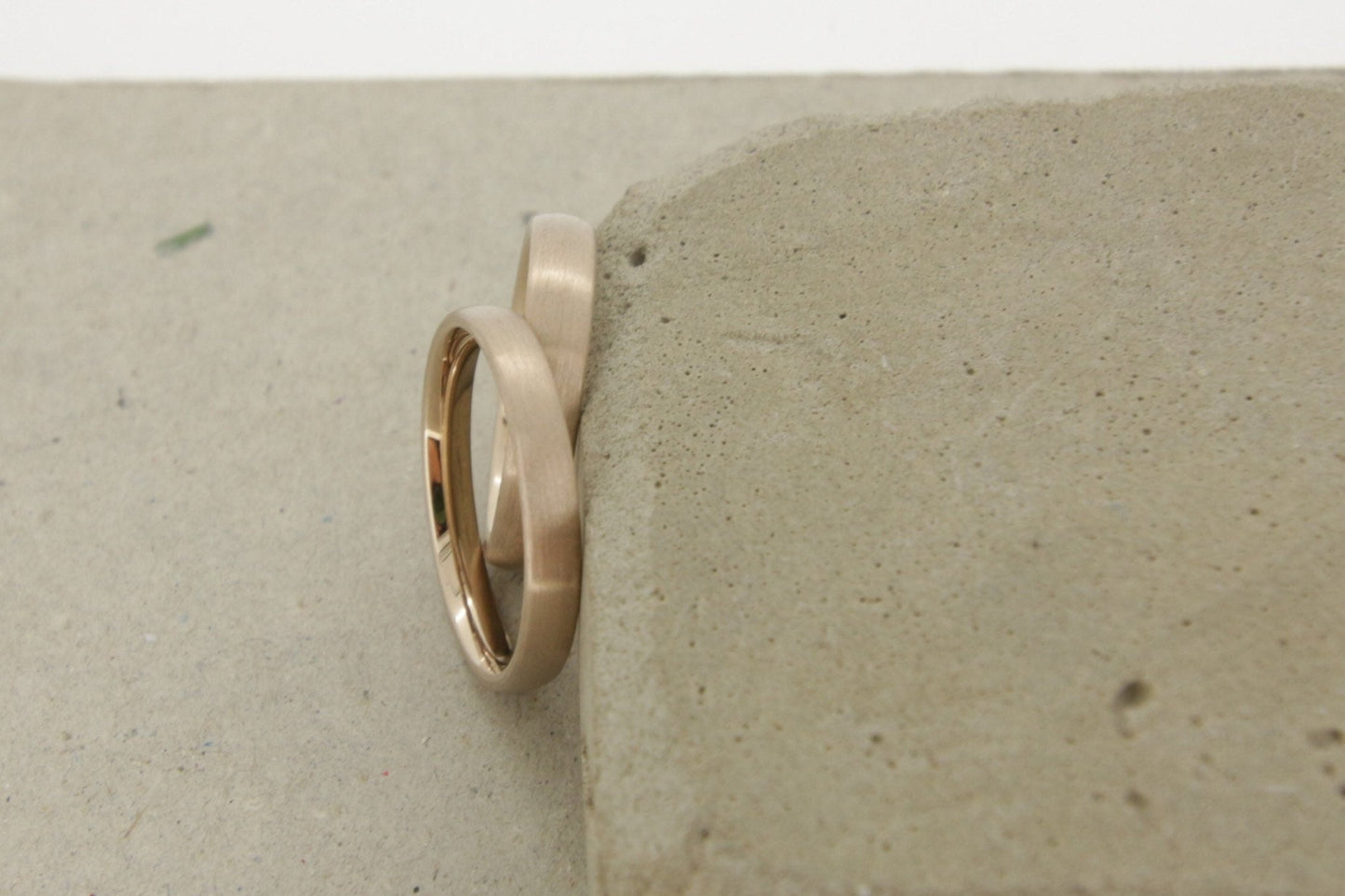 Dawnrose Gold Eheringe (750) | ovale, schlichte Trauringe - Goldschmiede Miret