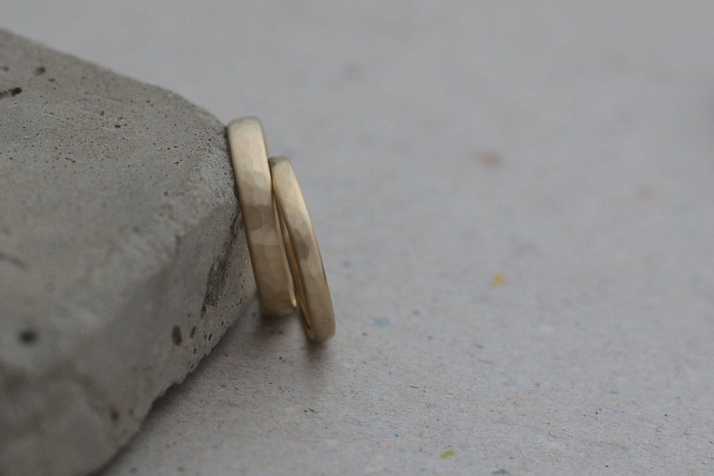Fairtrade gehämmerte Eheringe Gelbgold matt Hamburg - Goldschmiede Miret