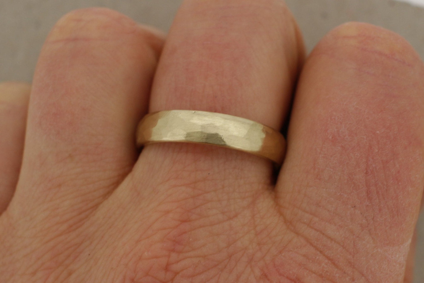 Fein gehämmert, matt , Ehering Gelbgold