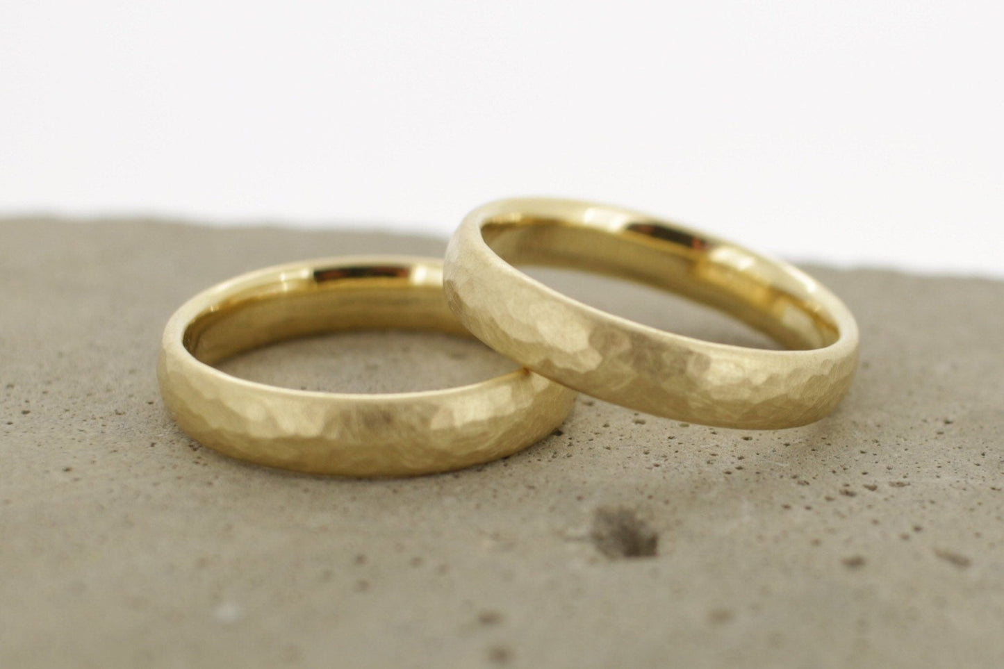 Gelbgold Eheringe (333/585/750) | gehämmert Trauringe | gerundet, oval - Goldschmiede Miret