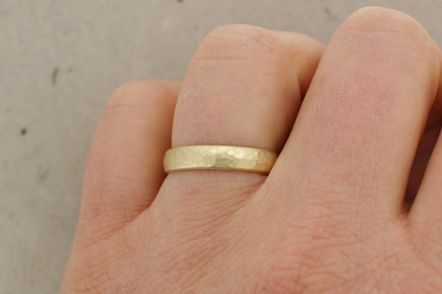 Gelbgold Eheringe (333/585/750) | gehämmert Trauringe | gerundet, oval - Goldschmiede Miret