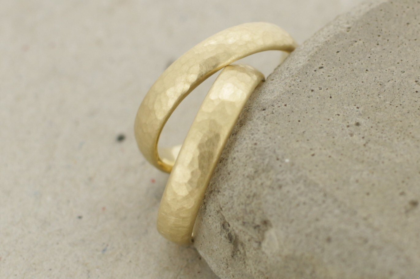 Gelbgold Eheringe (333/585/750) | gehämmert Trauringe | gerundet, oval - Goldschmiede Miret