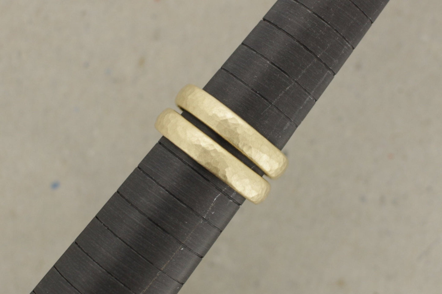 Gelbgold Eheringe (333/585/750) | gehämmert Trauringe | gerundet, oval - Goldschmiede Miret