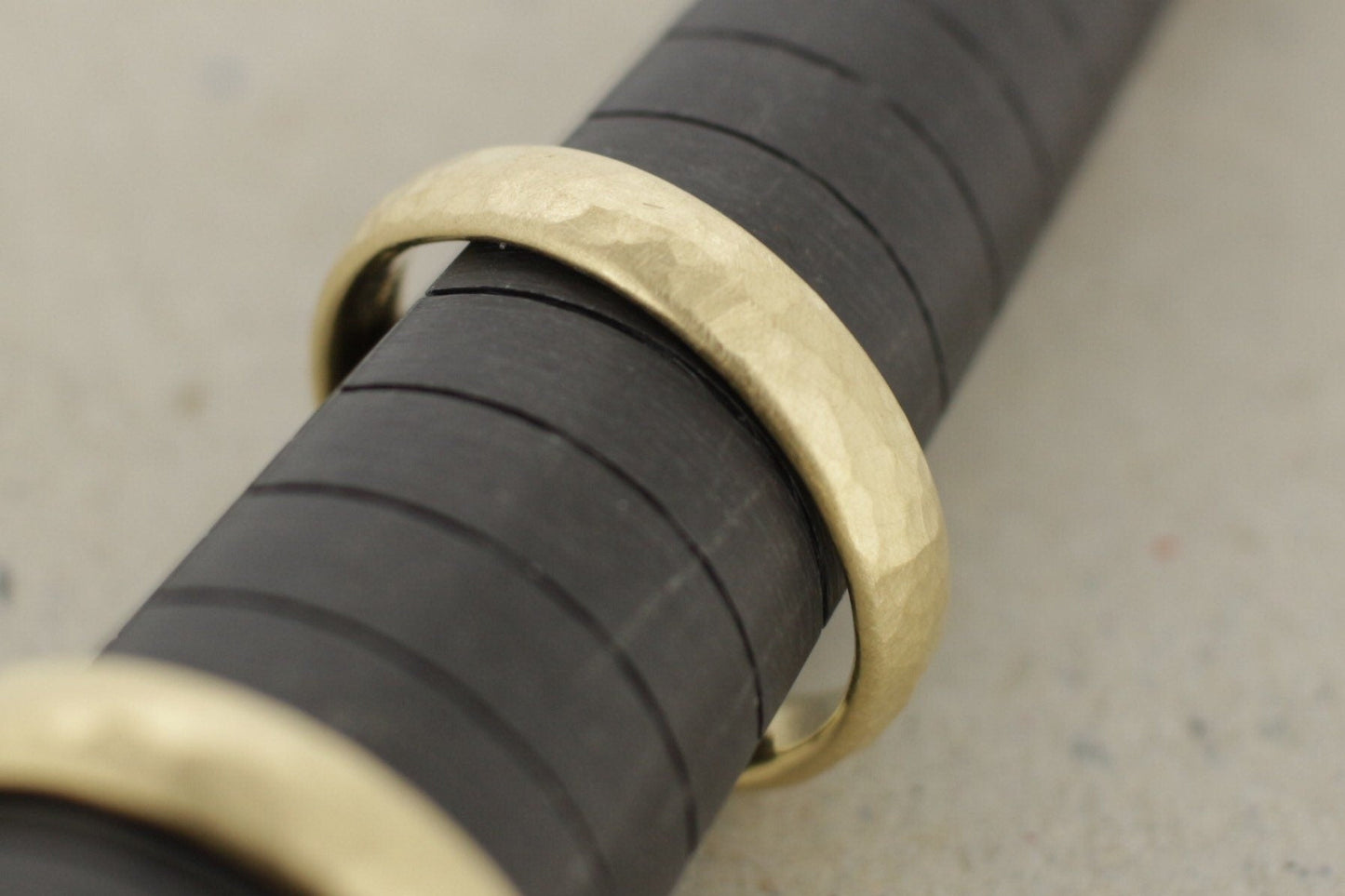 Gelbgold Eheringe (333/585/750) | gehämmert Trauringe | gerundet, oval - Goldschmiede Miret