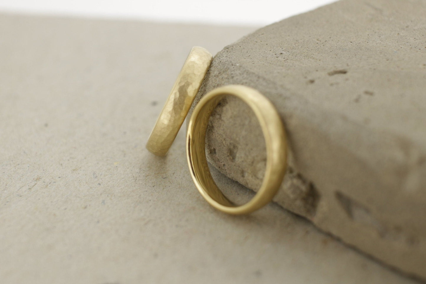 Gelbgold Eheringe (333/585/750) | gehämmert Trauringe | gerundet, oval - Goldschmiede Miret