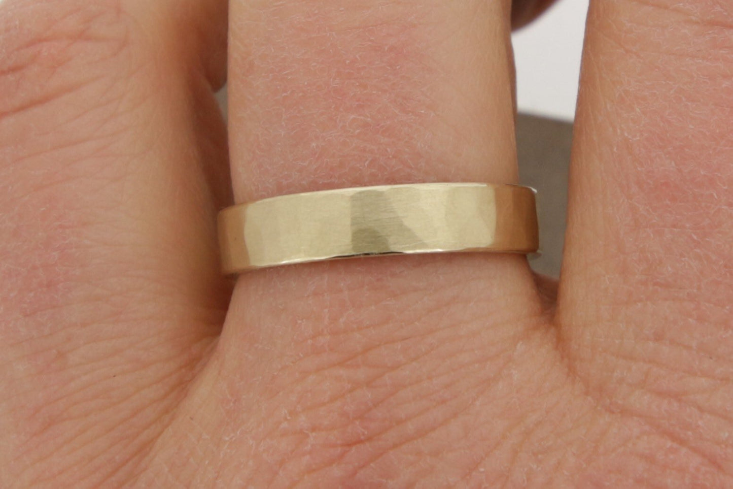 Gelbgold Eheringe (333/585/750) | gerade | gehämmert | strukturiert - Goldschmiede Miret