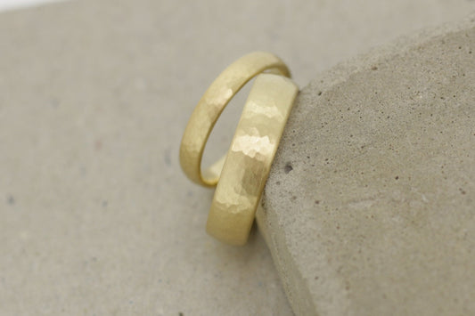 Gelbgold Eheringe (333/585/750) | klassisch mit feinem Hammerschlag - Goldschmiede Miret