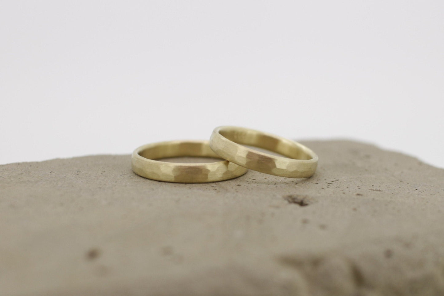 Gelbgold Eheringe (333/585/750) | matt, gehämmert - Goldschmiede Miret