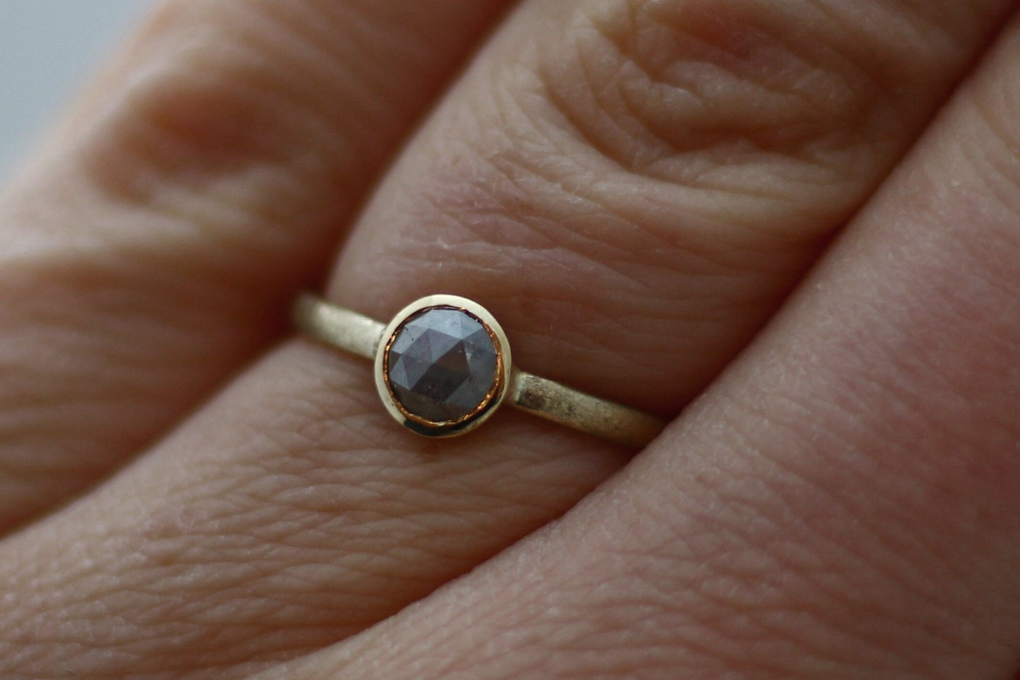 Gelbgold Verlobungsring (585) mit Diamant im Rosenschlifs | salt and pepper Diamant | grauer Diamant - Goldschmiede Miret