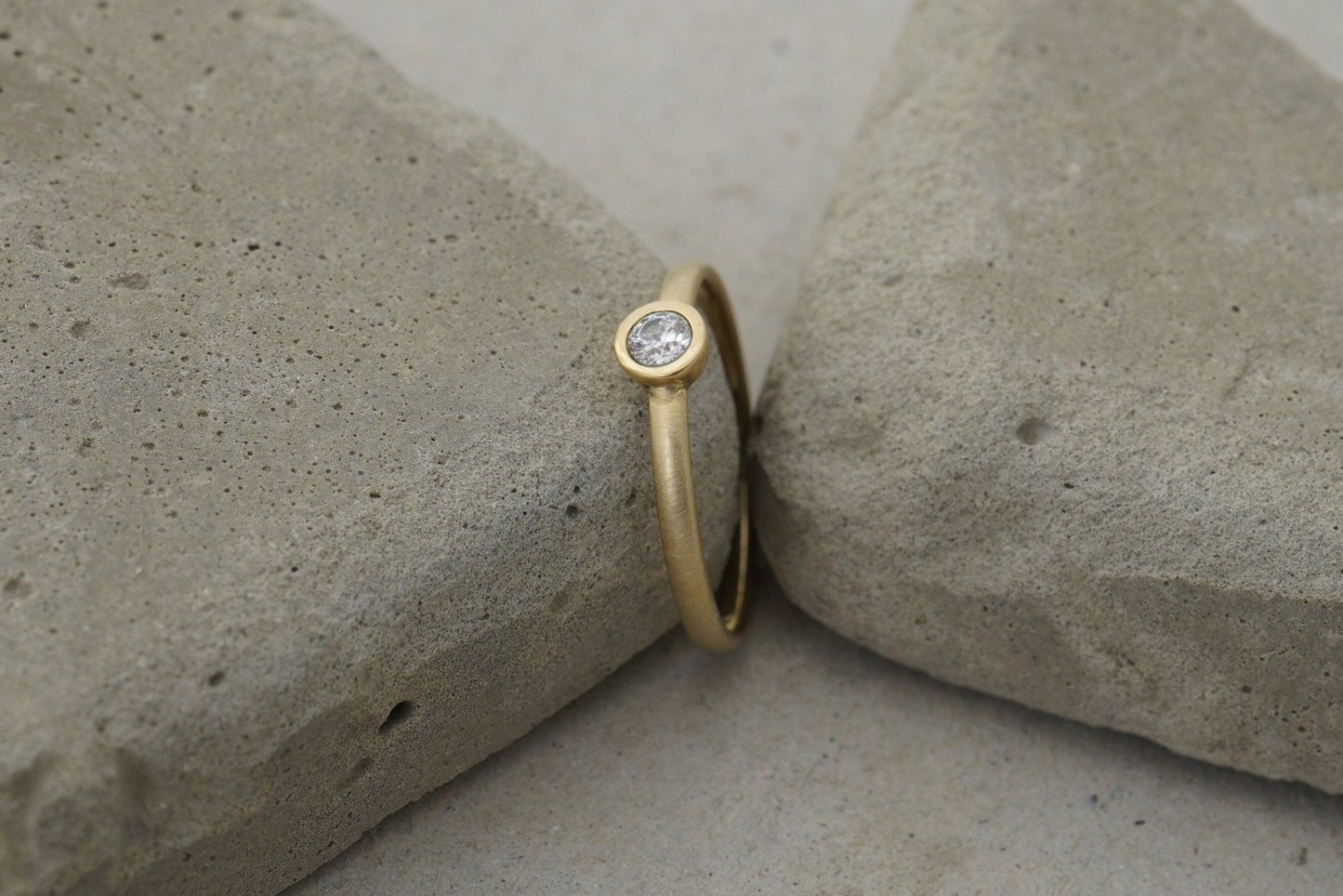 Gelbgold Verlobungsring (585) | schlicht, schmal mit Brillant - Goldschmiede Miret