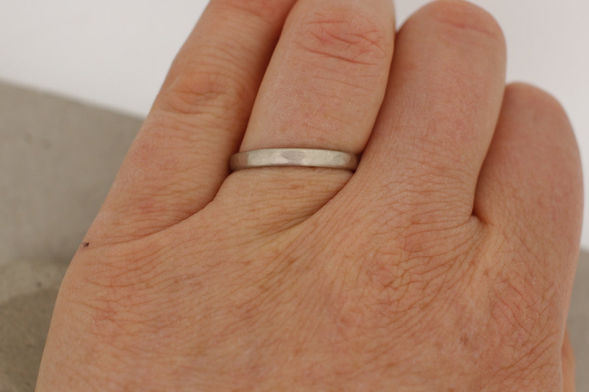 Weißgold Eheringe mit grobem Hammerschlag, oval, 2,5 und 4,5 mm – Schmuckatelier Miret, Goldschmiede Hamburg