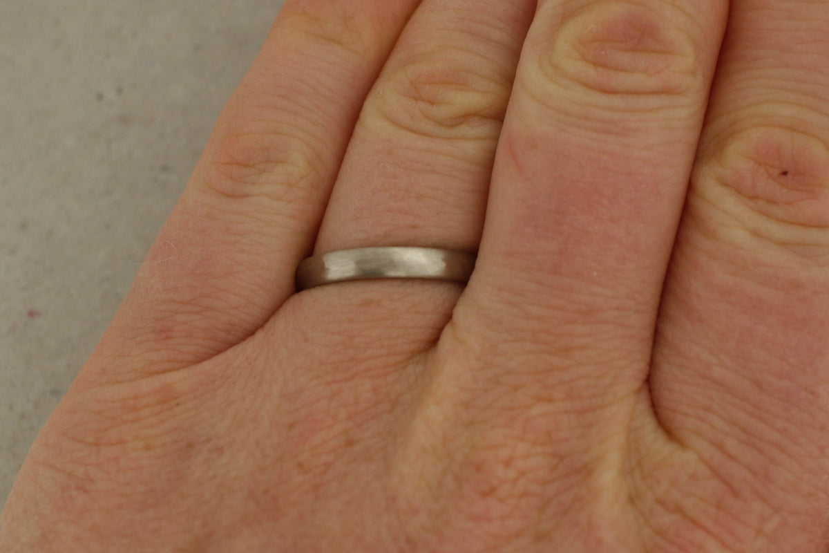 Weißgold Eheringe, oval und gehämmert, 3 mm – Schmuckatelier Miret, Goldschmiede Hamburg