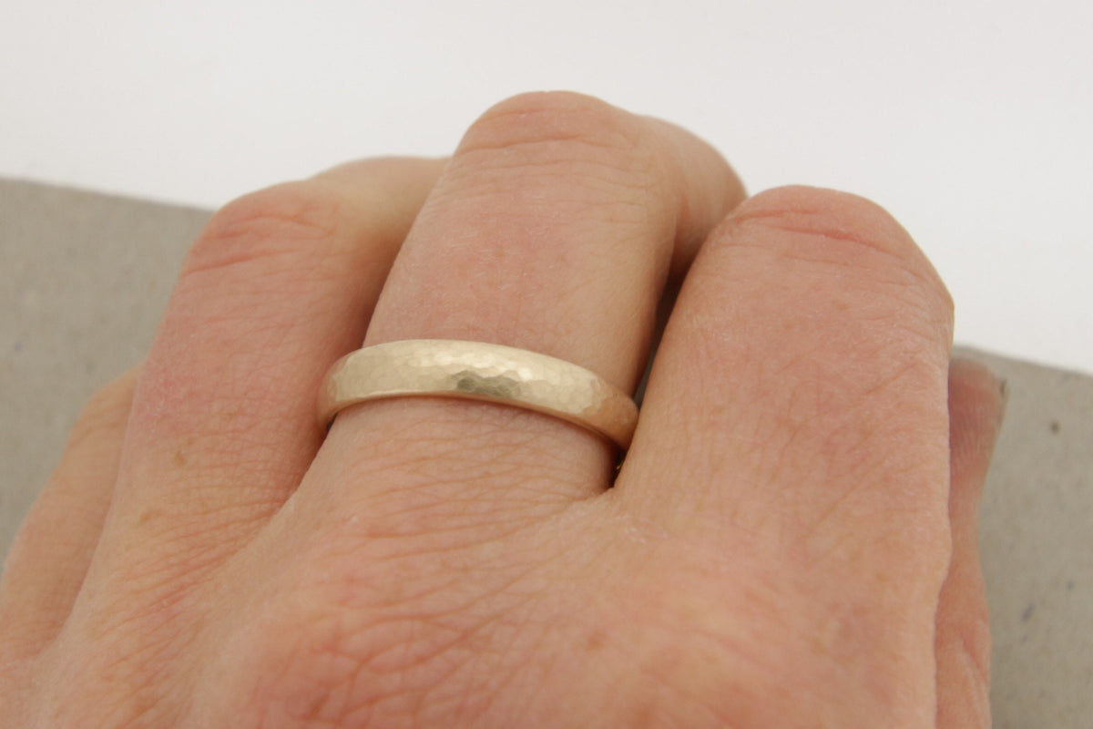 Gelbgold Eheringe mit feinem Hammerschlag, oval, 2 und 5 mm – Schmuckatelier Miret, Goldschmiede Hamburg