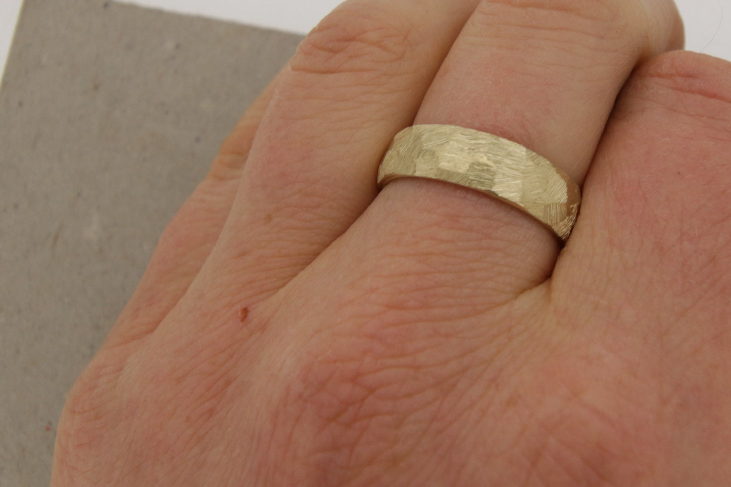 Goldgelb Eheringe (585) | breites Eheringpaar | grobe Struktur