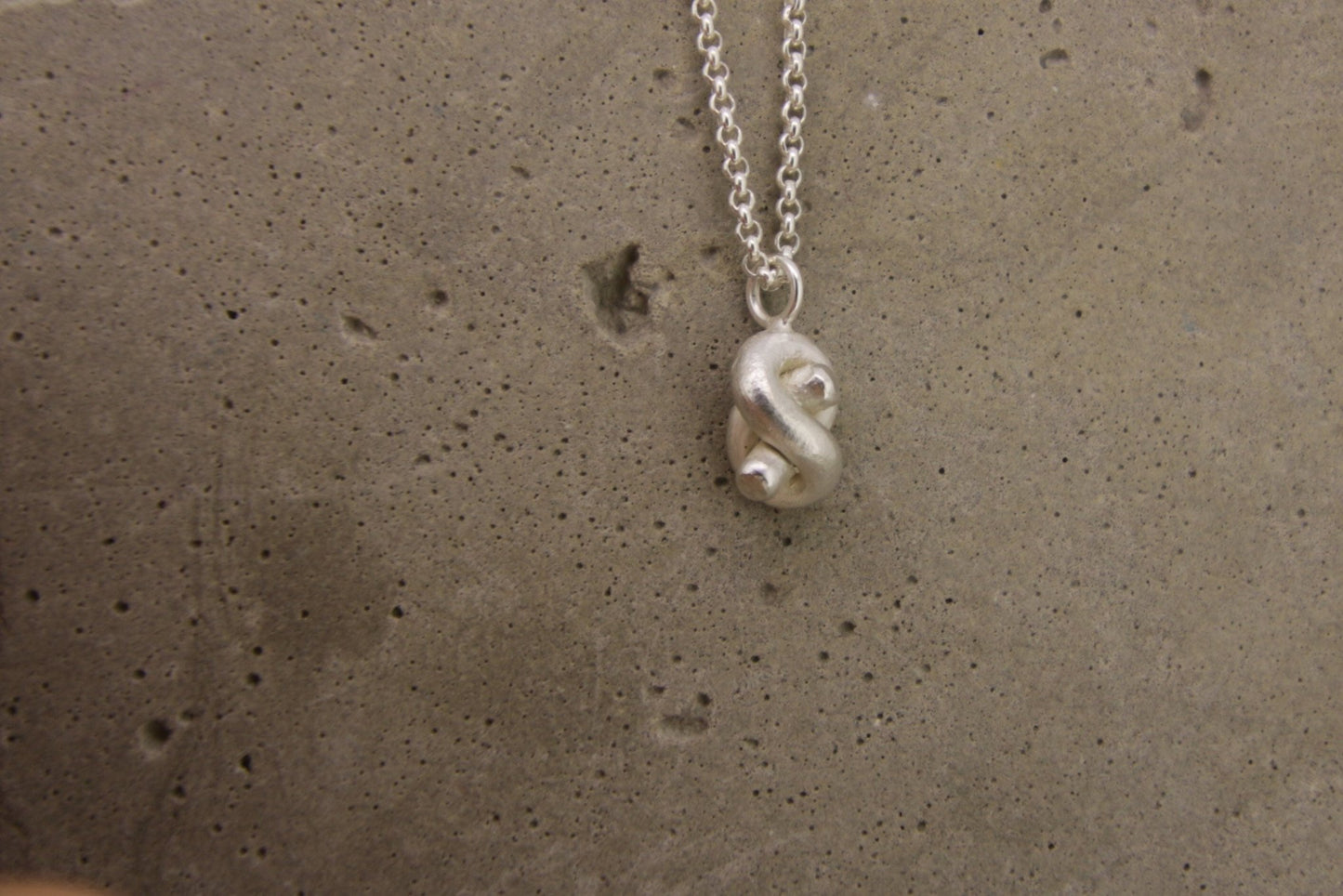 Knoten als Kettenanhänger - Goldschmiede Miret