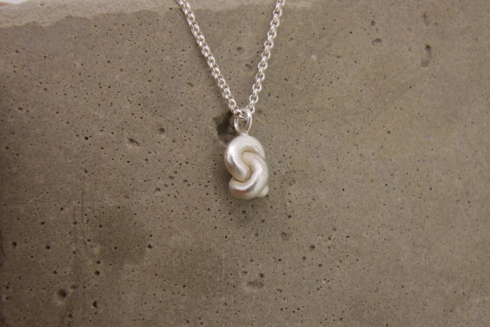 Knoten als Kettenanhänger - Goldschmiede Miret