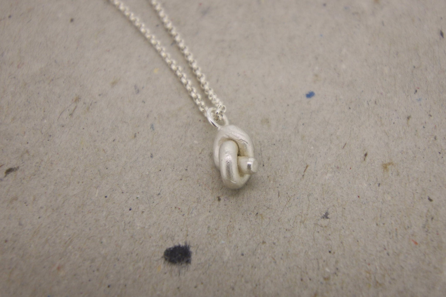 Knoten als Kettenanhänger - Goldschmiede Miret