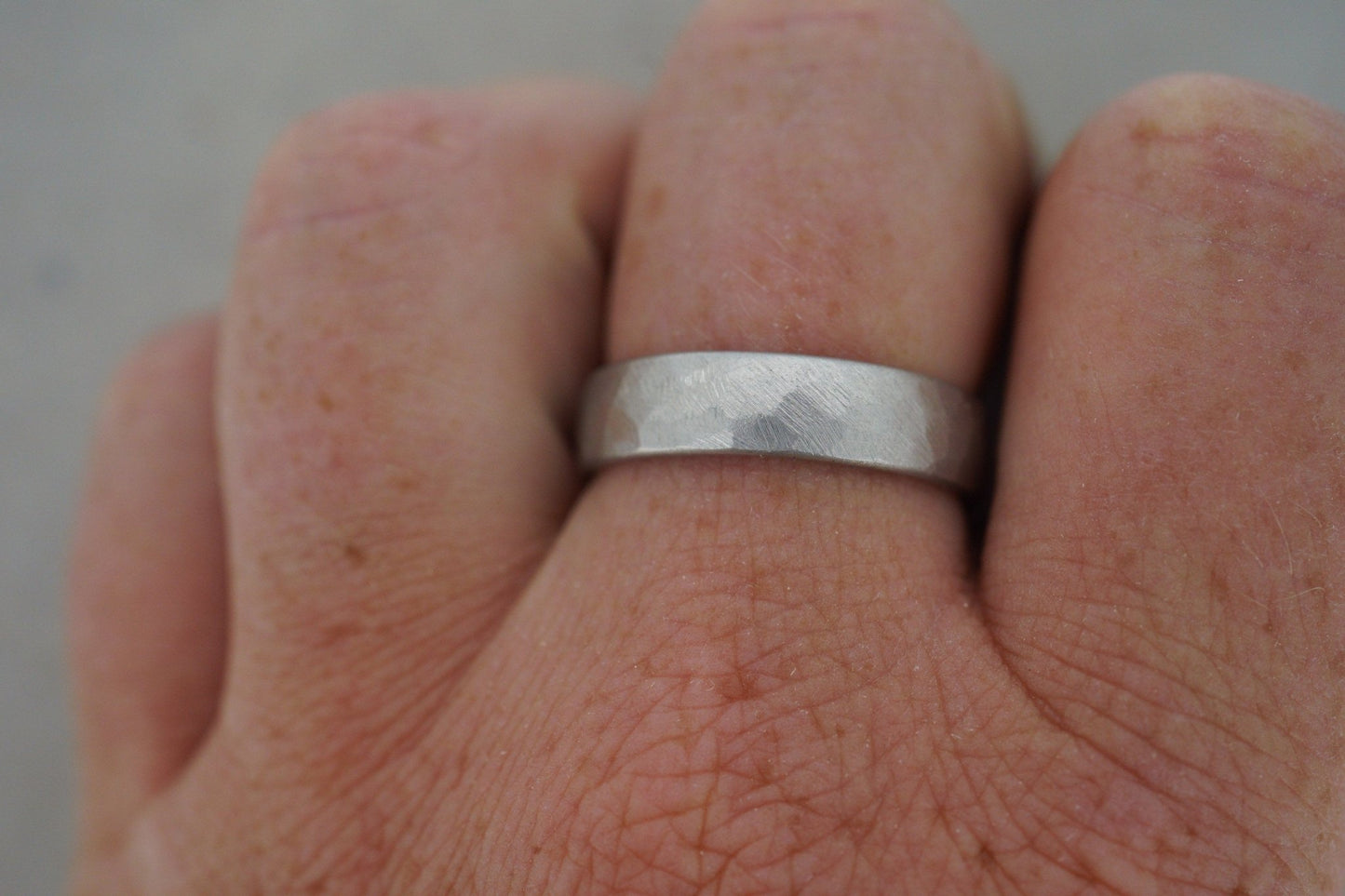 Platin Eheringe (600/952) | gehämmert, matt - Goldschmiede Miret