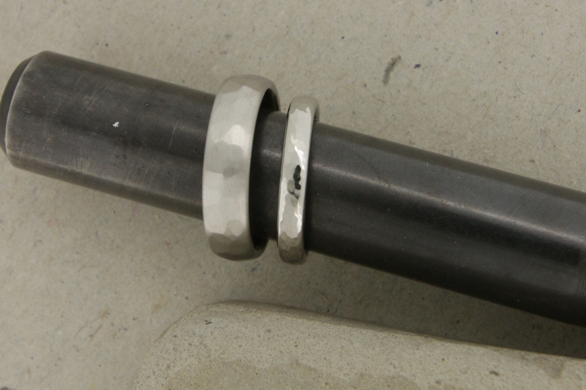 Platin Eheringe (600/952) | mit Hämmerung - Goldschmiede Miret