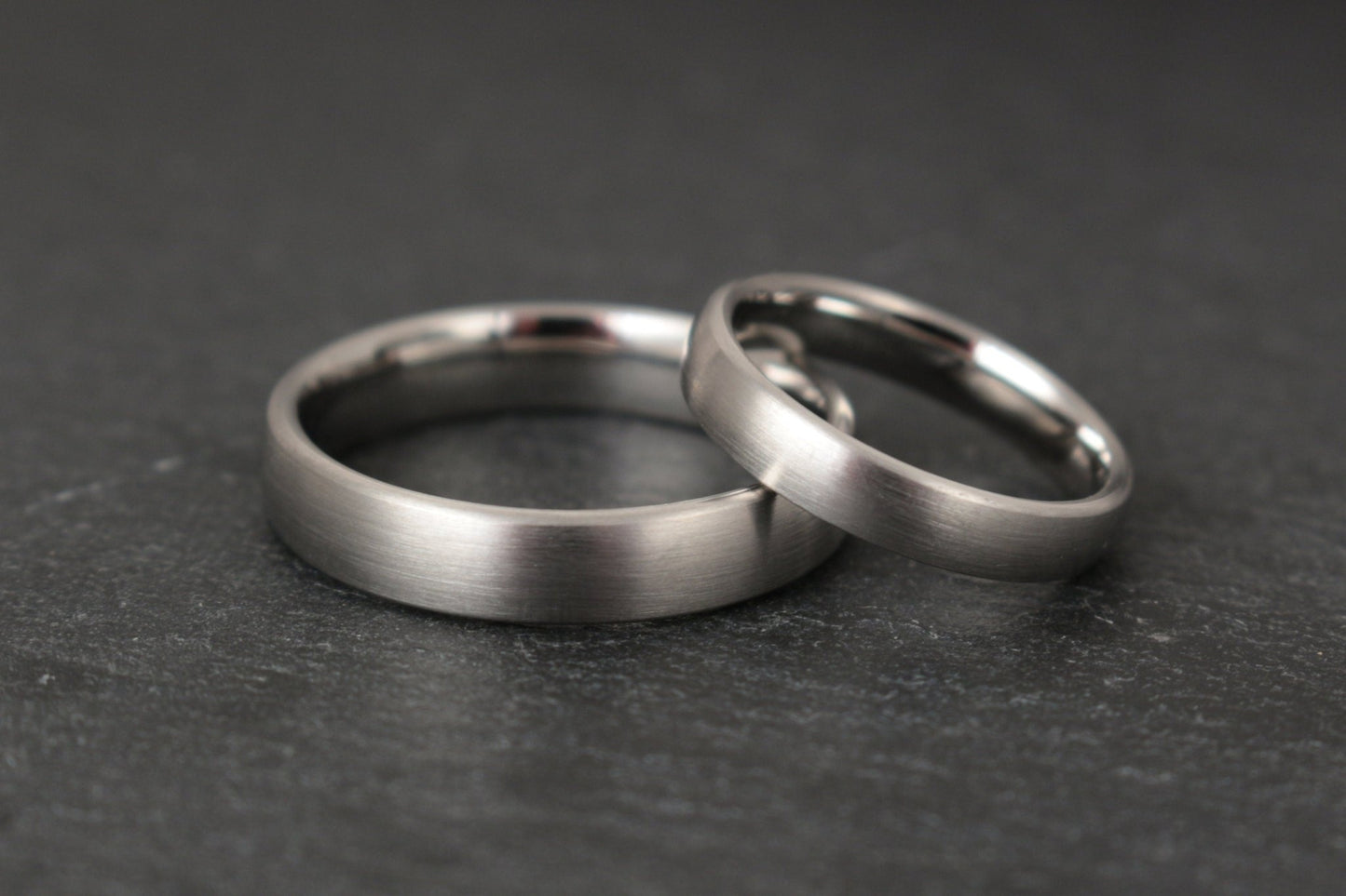 Schlichte Eheringe aus Platin, Weißgold oder Palladium, oval, 3,5 und 4,5 mm – Schmuckatelier Miret, Goldschmiede Hamburg