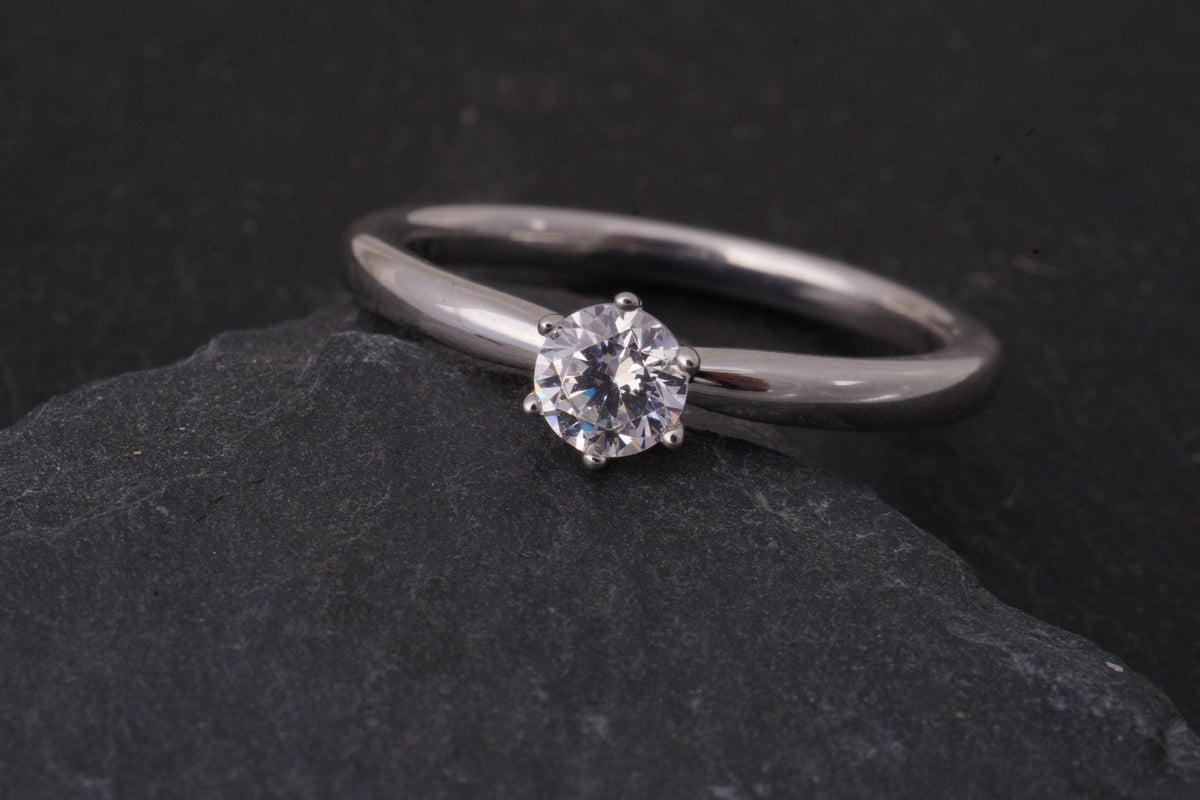 Platin Verlobungsring (950), Solitär – Schmuckatelier Miret, Goldschmiede Hamburg