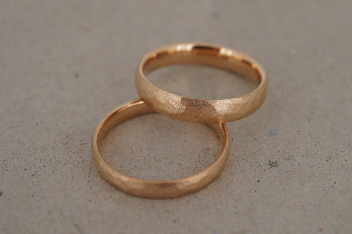 Rotgold Eheringe (333/585/750) | mit Hammerschlag Struktur - Goldschmiede Miret