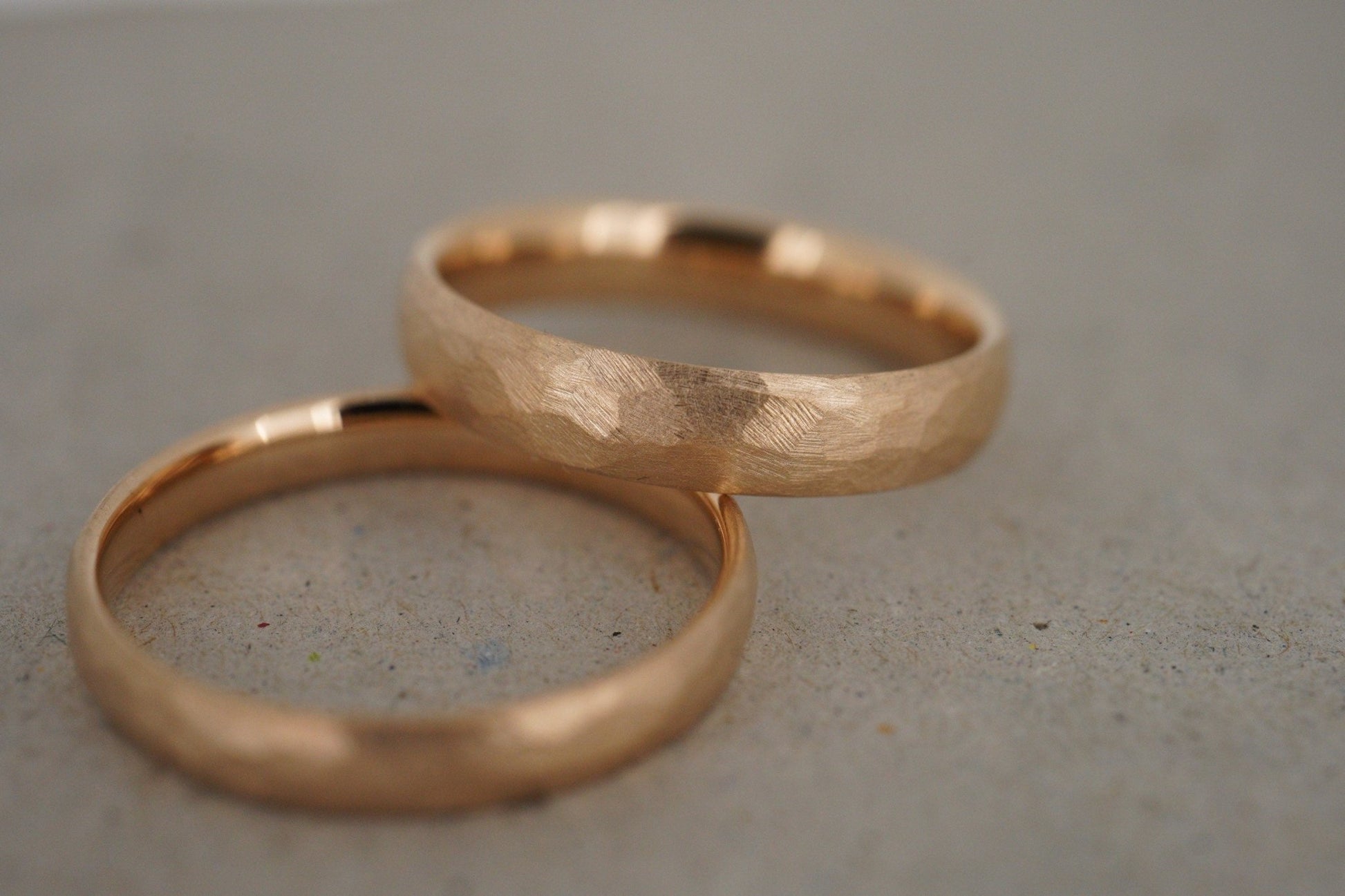 Rotgold Eheringe (333/585/750) | mit Hammerschlag Struktur - Goldschmiede Miret