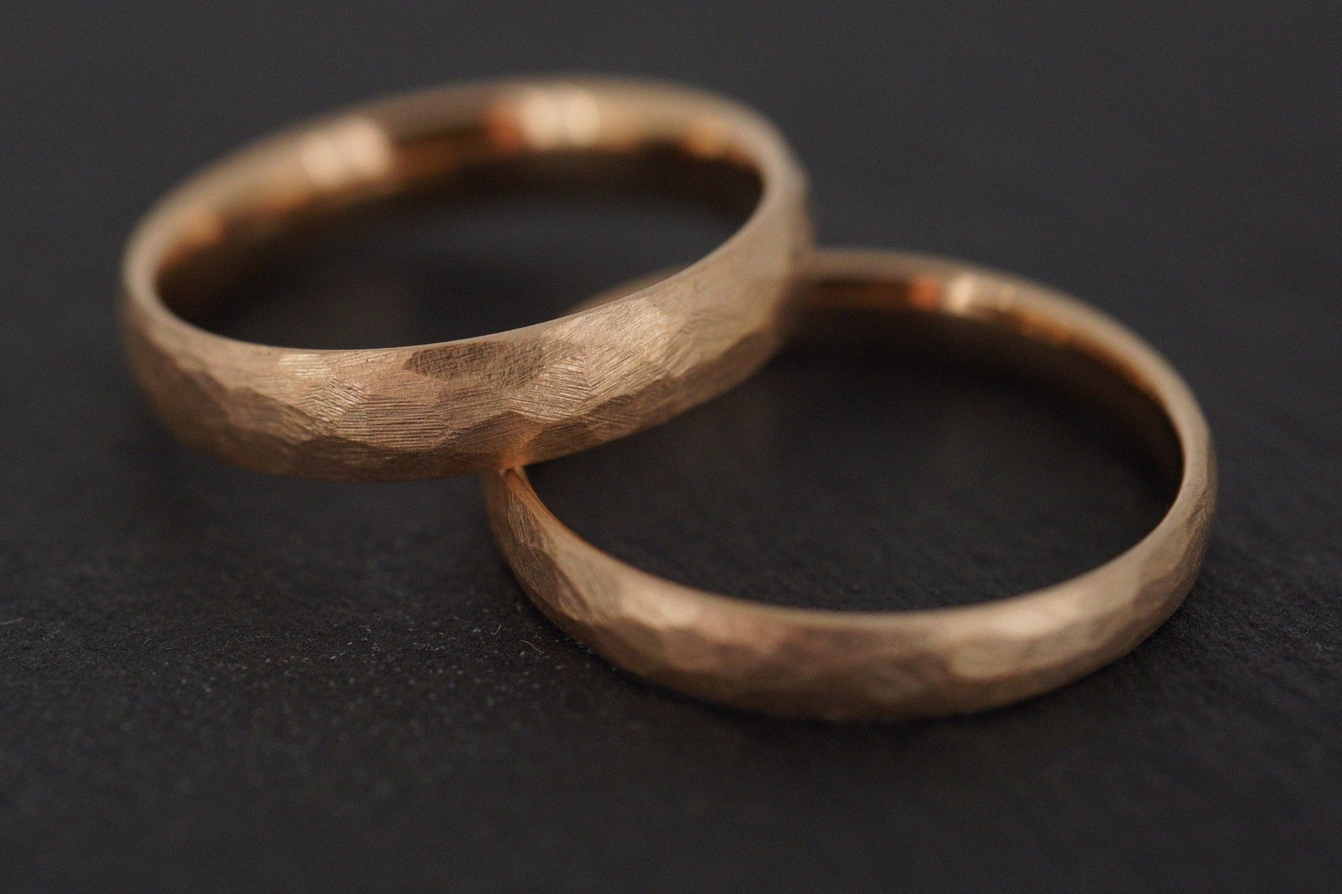 Rotgold Eheringe (333/585/750) | mit Hammerschlag Struktur - Goldschmiede Miret