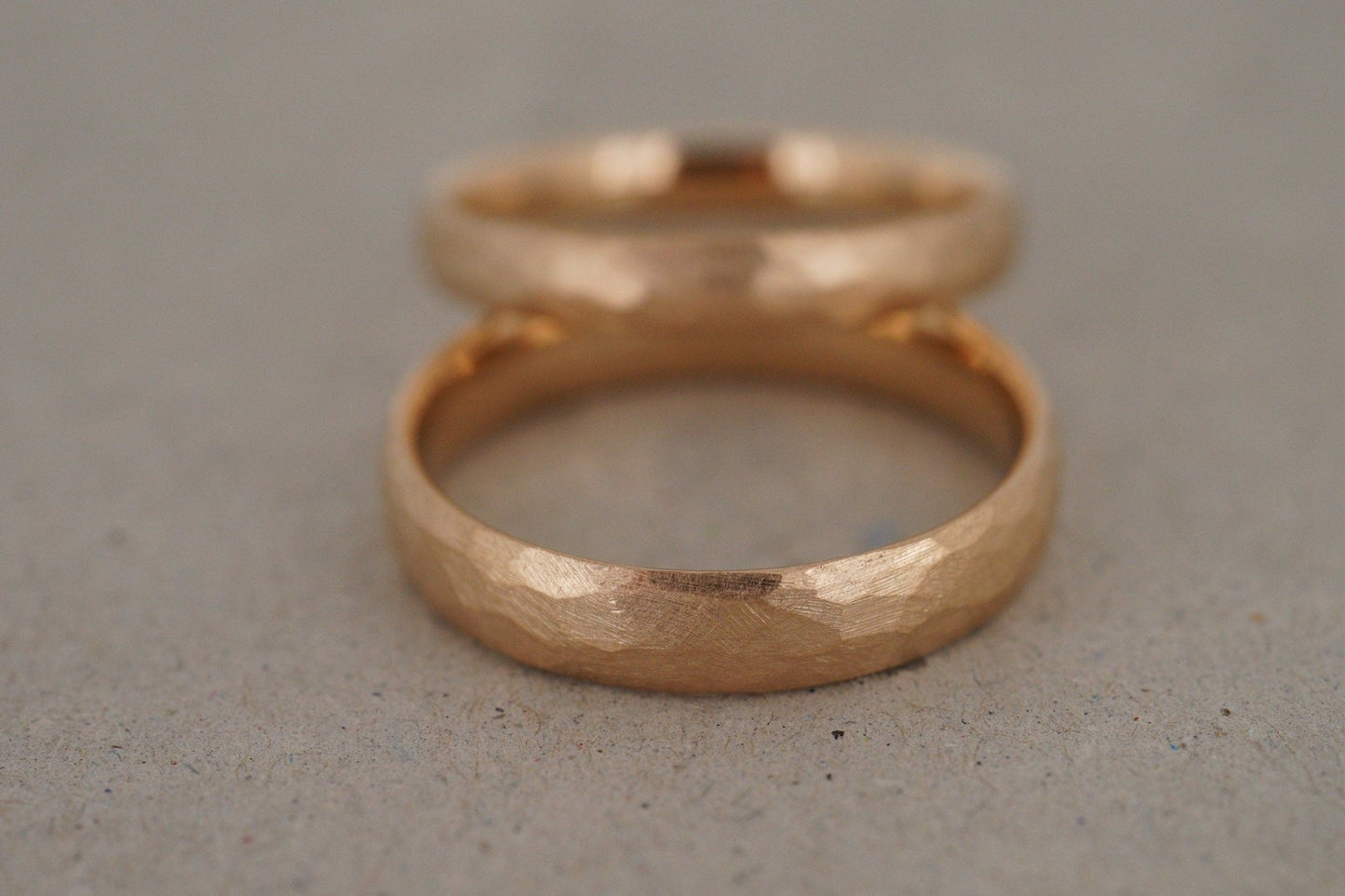 Rotgold Eheringe (333/585/750) | mit Hammerschlag Struktur - Goldschmiede Miret