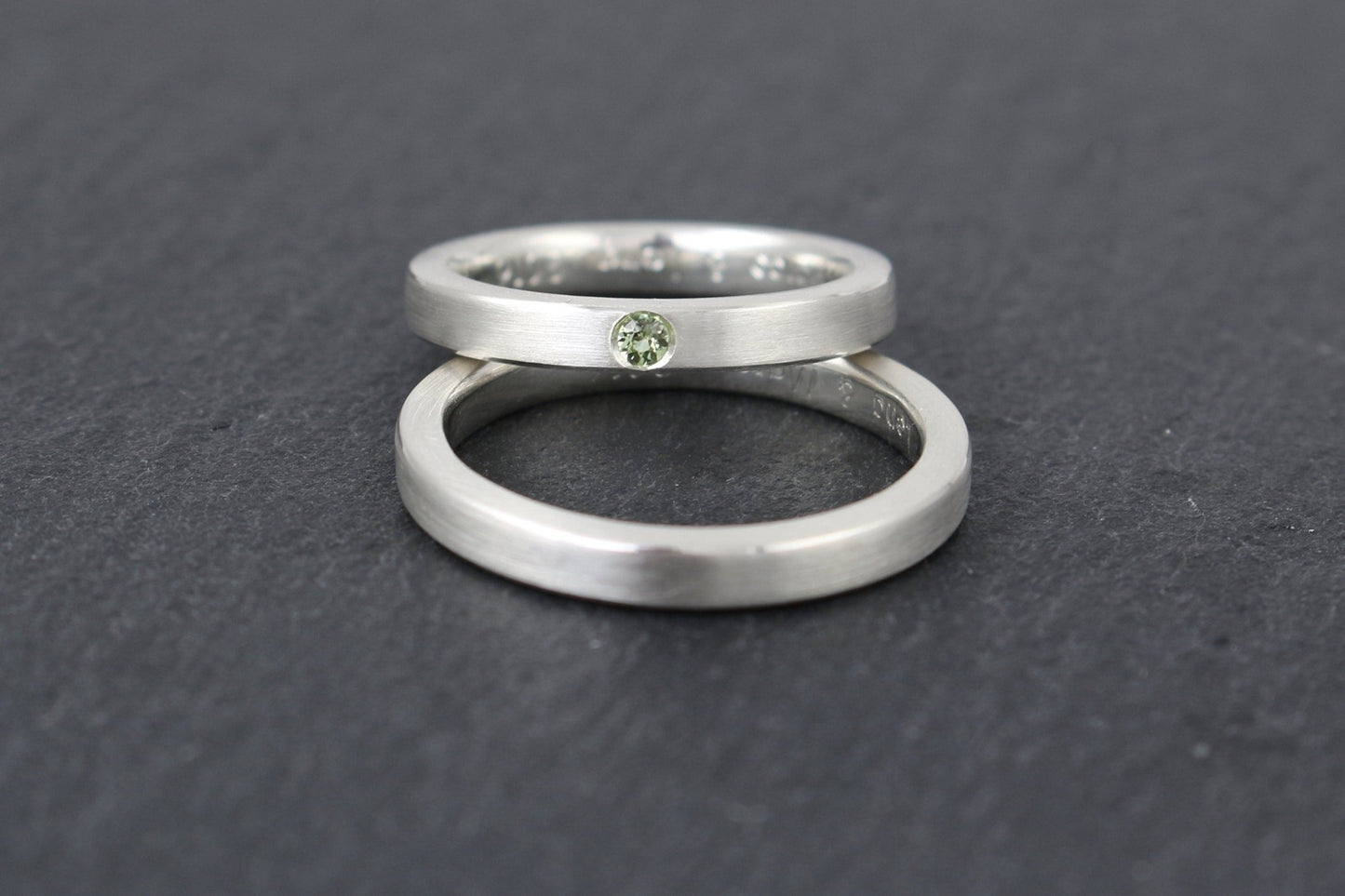 Silber Eheringe (925) | schlichte Trauringe mit Edelstein Peridot | eckig, kantig, gerade, matt | 3mm - Goldschmiede Miret