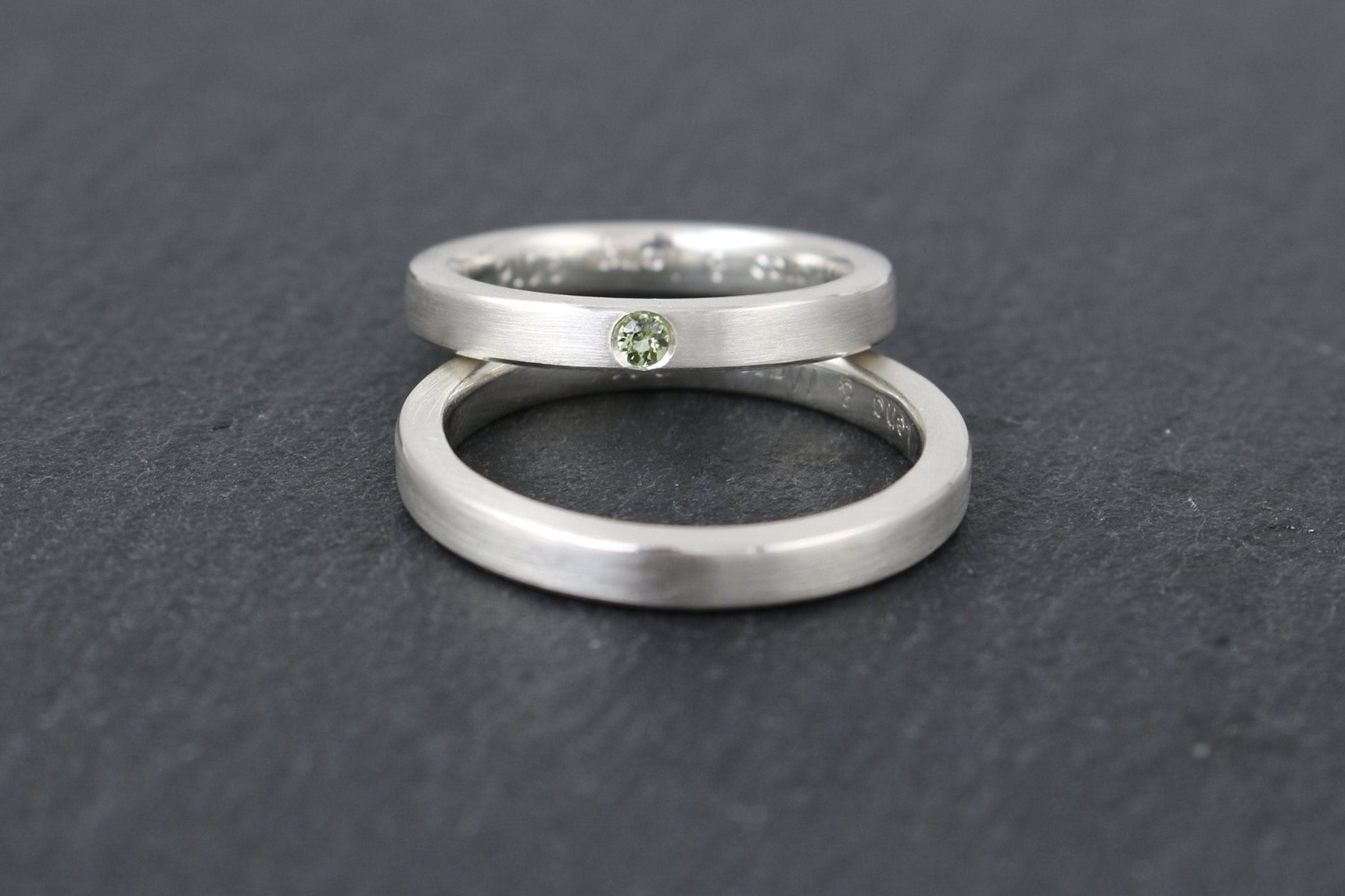 Silber Eheringe (925) | schlichte Trauringe mit Edelstein Peridot | eckig, kantig, gerade, matt | 3mm - Goldschmiede Miret