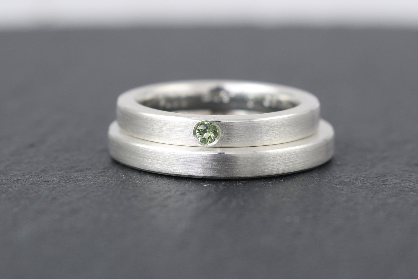 Silber Eheringe (925) | schlichte Trauringe mit Edelstein Peridot | eckig, kantig, gerade, matt | 3mm - Goldschmiede Miret