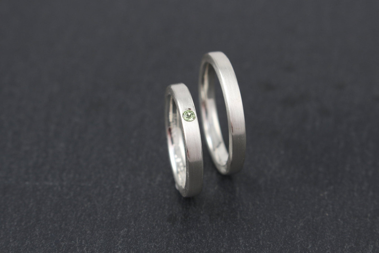 Silber Eheringe (925) | schlichte Trauringe mit Edelstein Peridot | eckig, kantig, gerade, matt | 3mm - Goldschmiede Miret