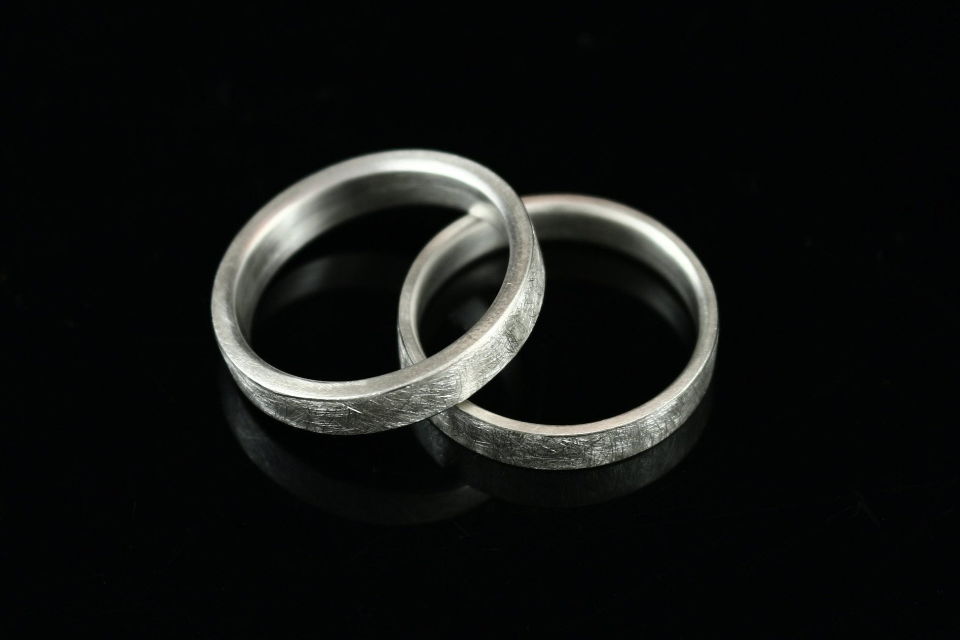 Silber Eheringe (925) | Trauringe Hochzeitsringe | 4mm | gerade, schlicht, eismatt, kantig - Goldschmiede Miret