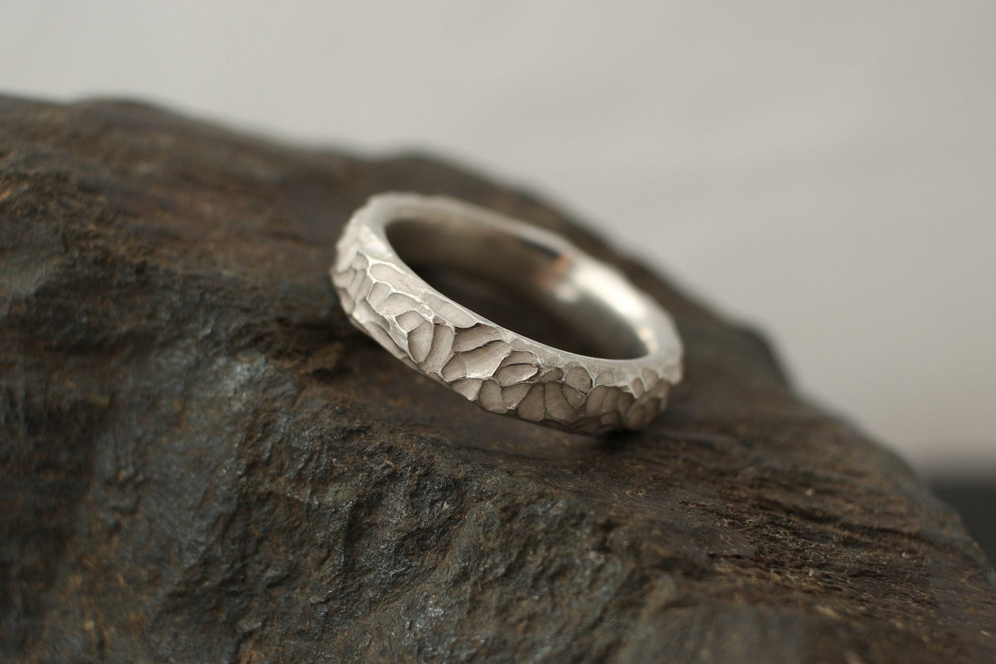 Silberrring | Männerring | unregelmäßige Oberfläche | massiv - Goldschmiede Miret