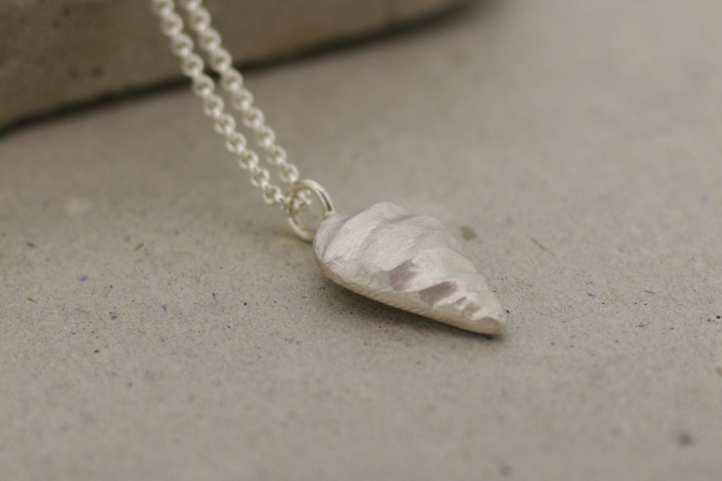 umgedrehter Tropfenkettenanhänger Silber - Goldschmiede Miret